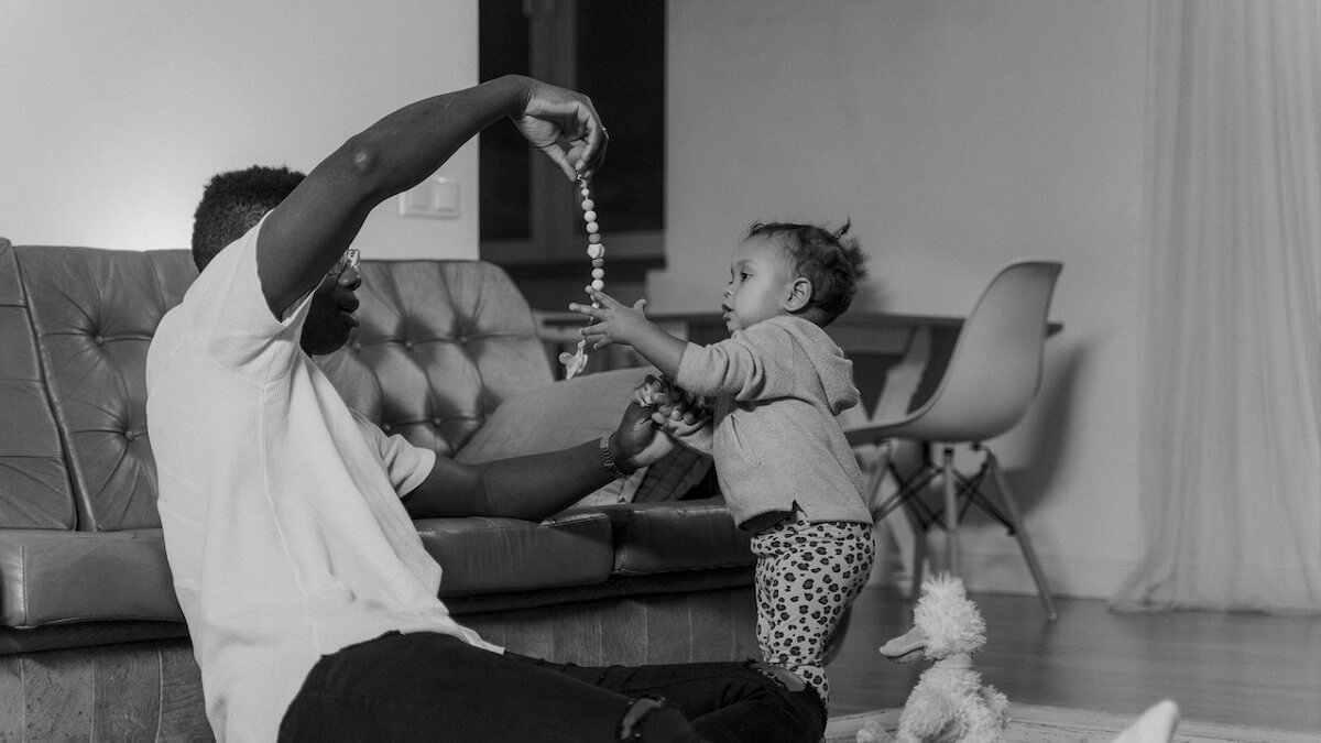 Pai brincando com sua filha pequena