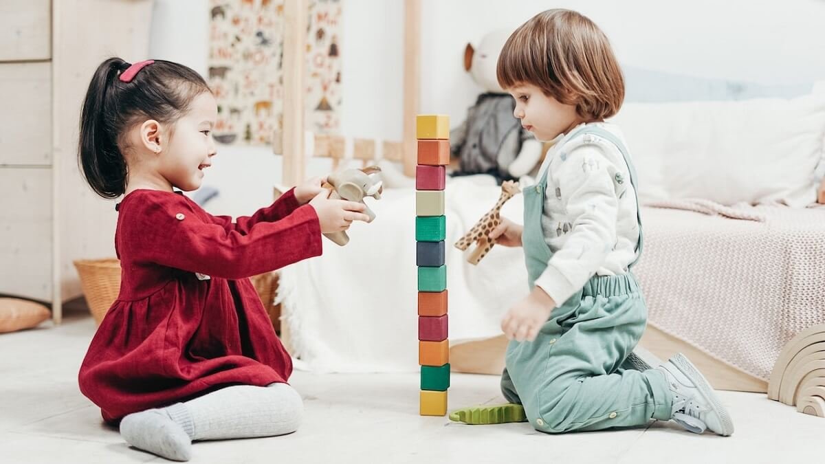 Duas crianças brincando com alguns Brinquedos educativos