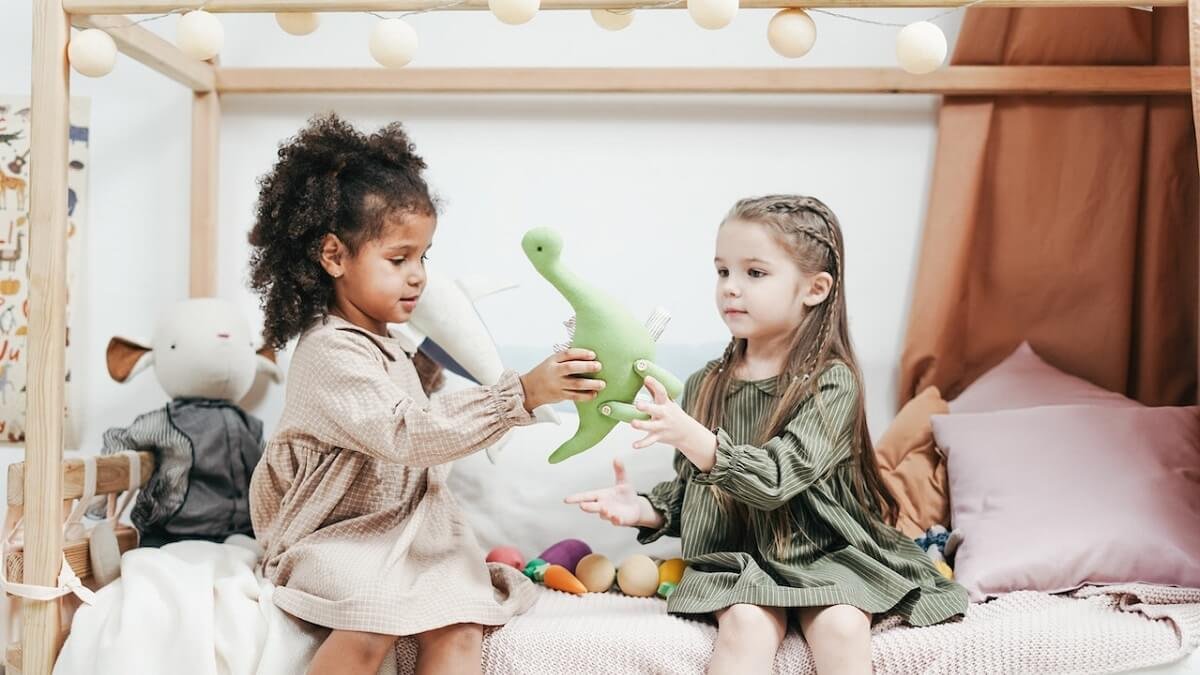 Meninas brincando com ursos de pelúcia