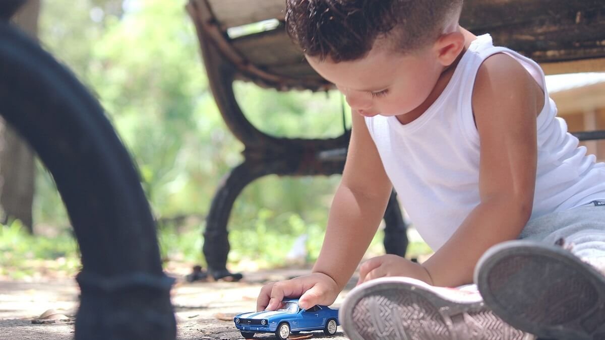 Atividades para educação infantil 3 anos menino com carrinho