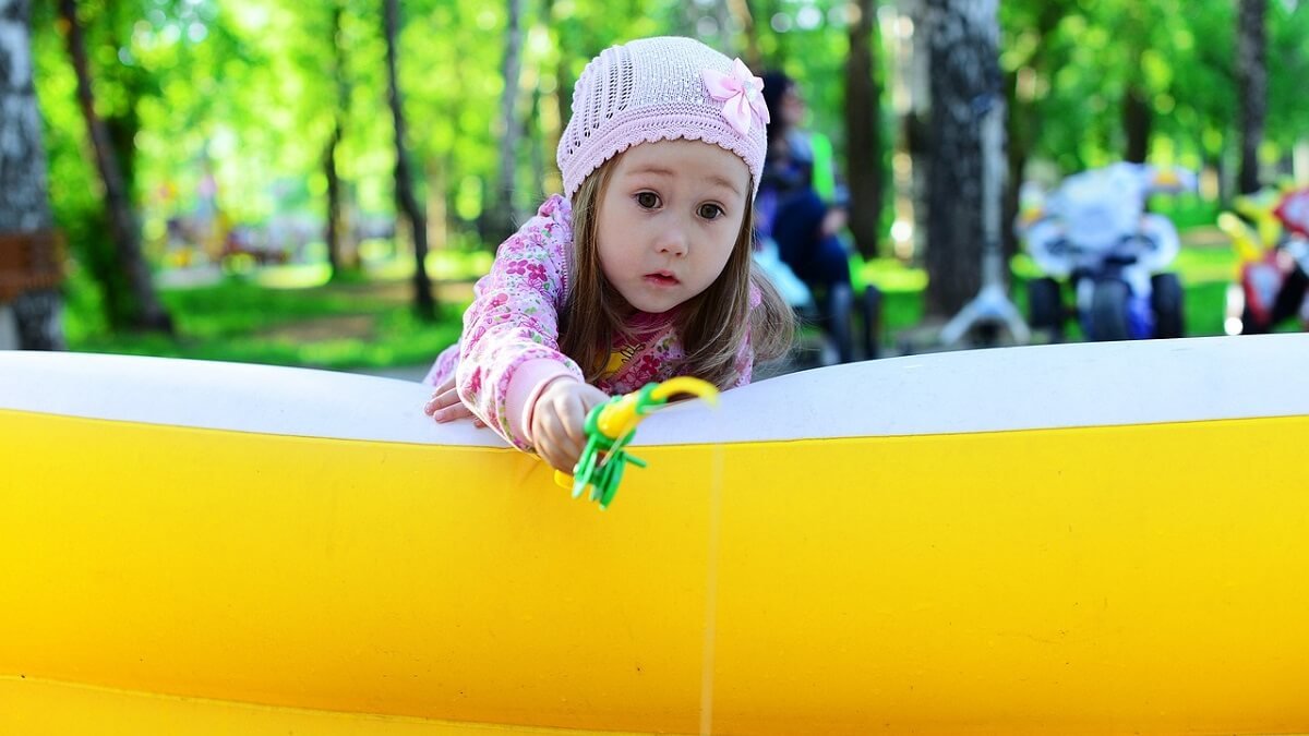 Menina brincando em uma boia