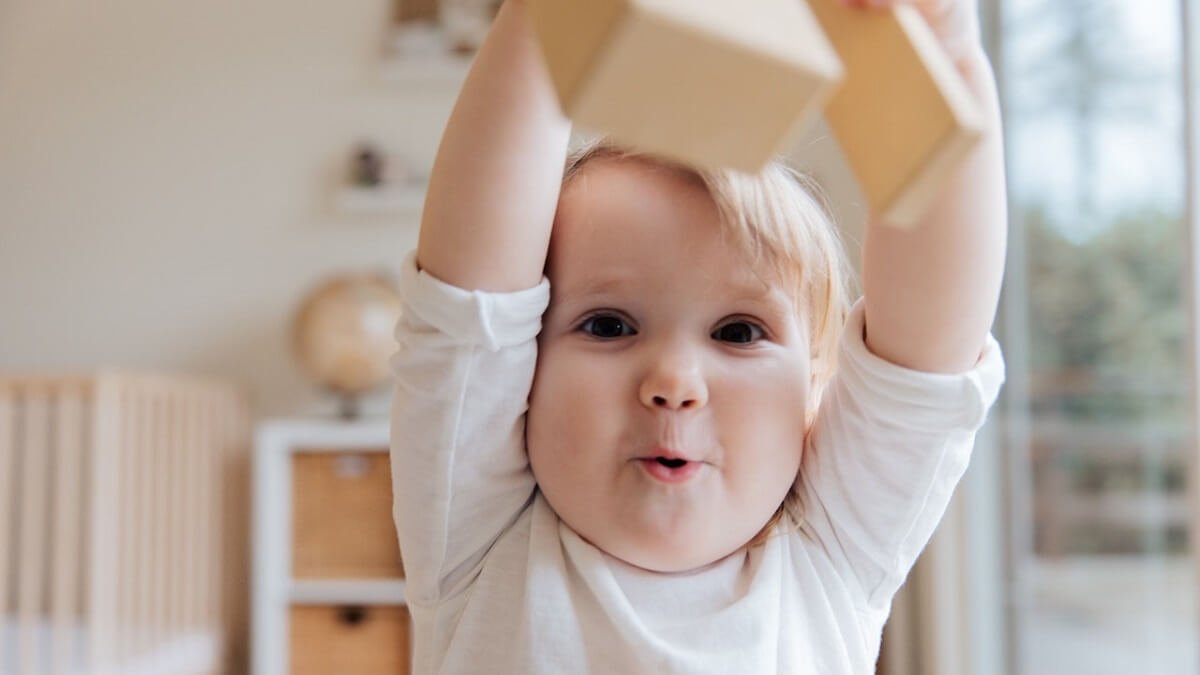 Criança com brinquedo em mãos