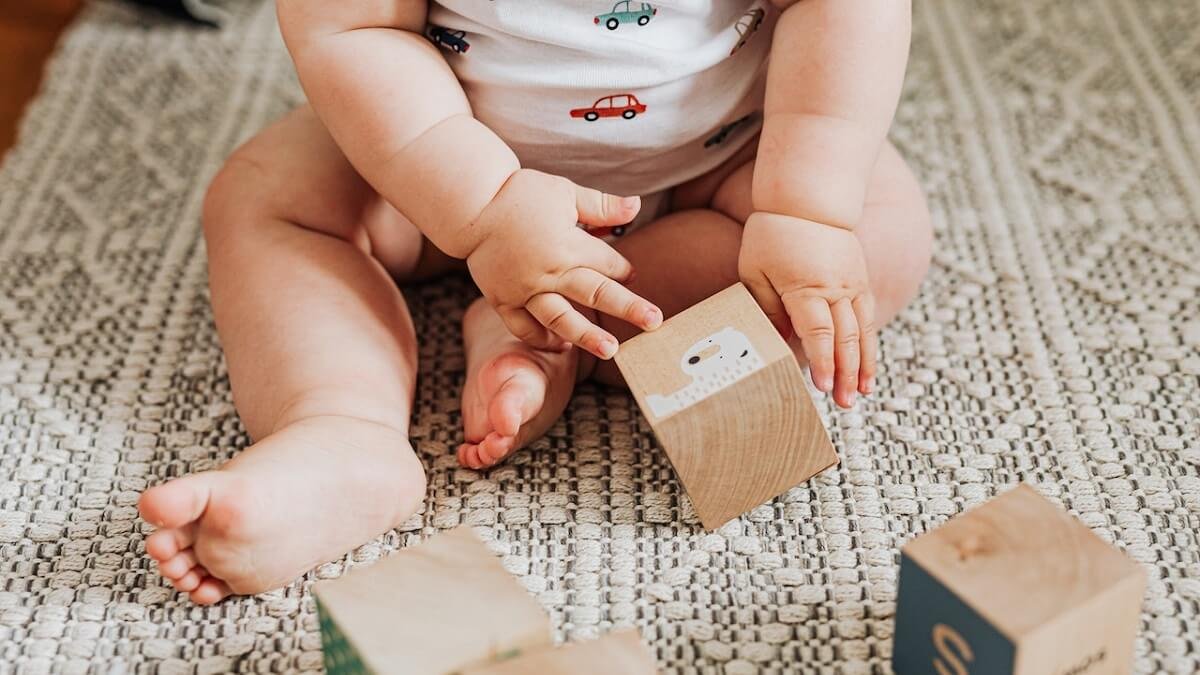 Criança brincando com bloco