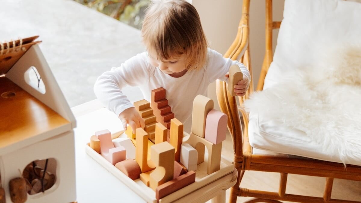 Menina brincando com blocos