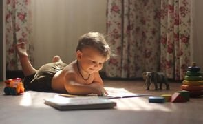 menino brincando
