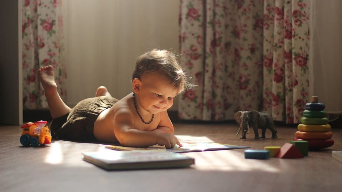menino brincando