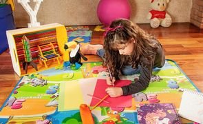 menina brincando