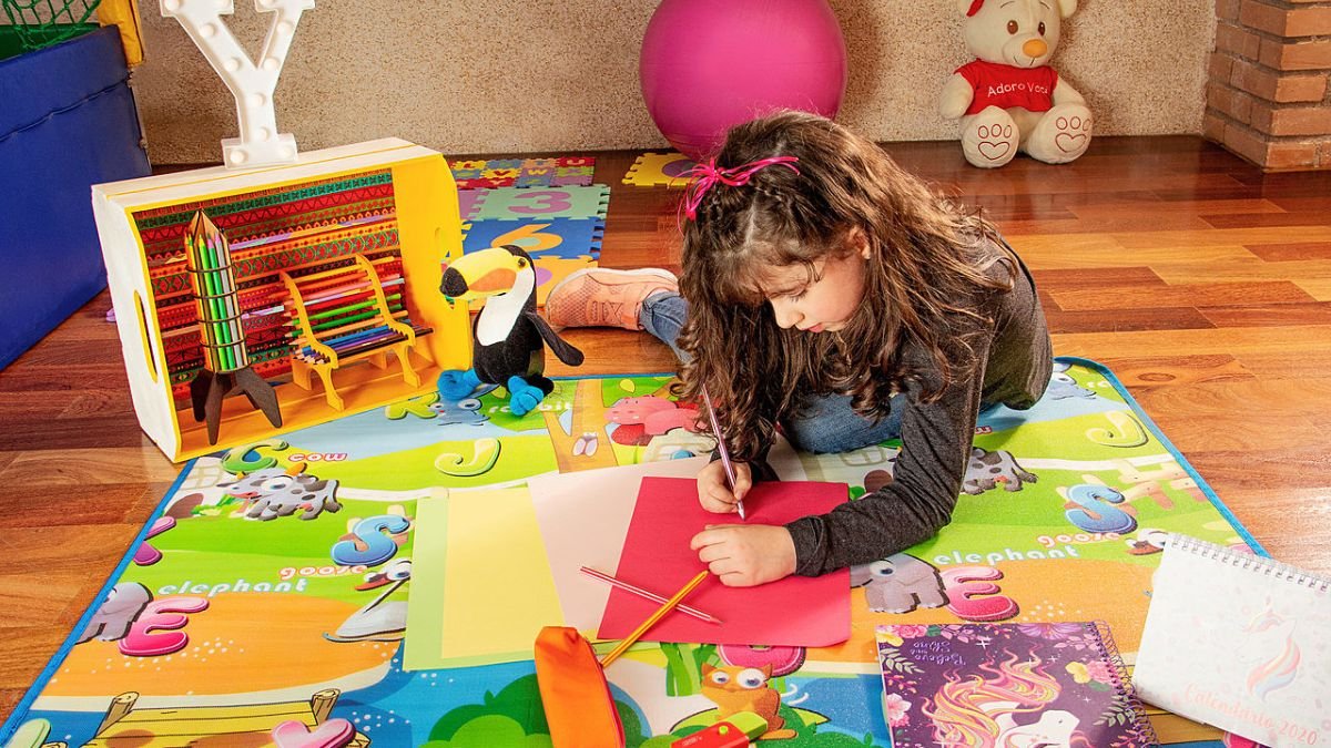 menina brincando