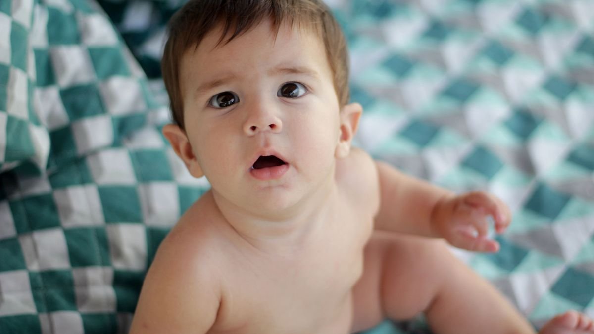 menino sentado