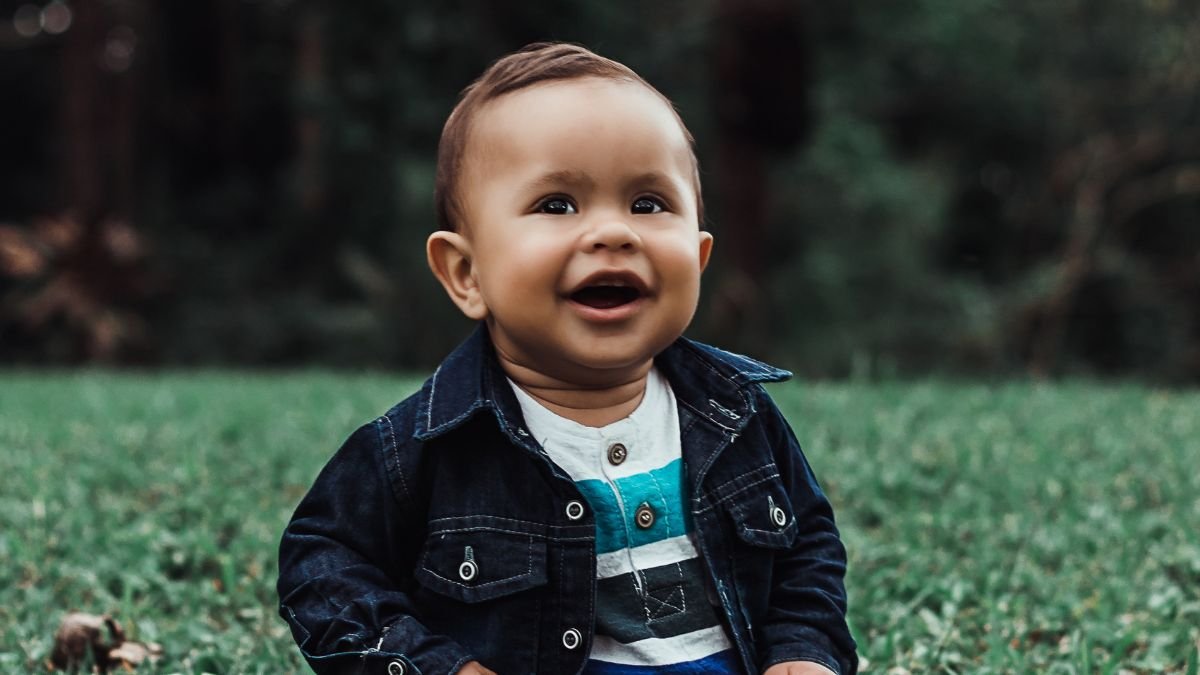 menino bebe sentado