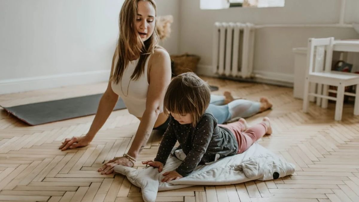 mae e filha fazendo yoga