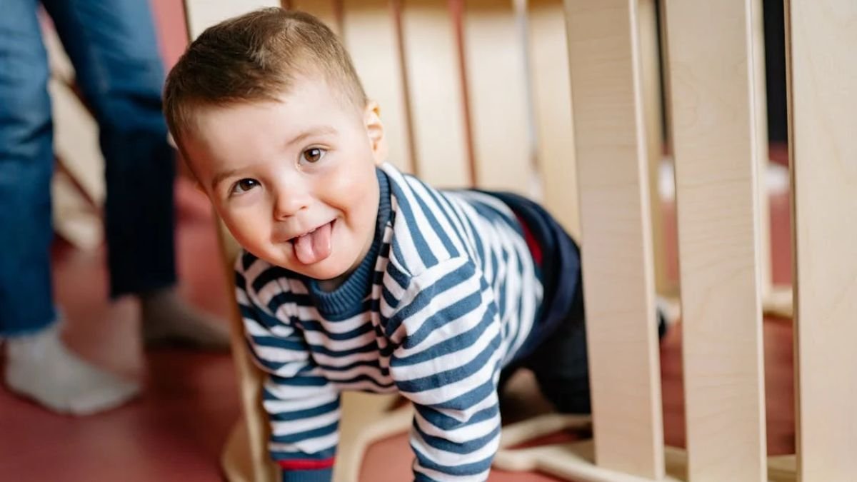 menino brincando
