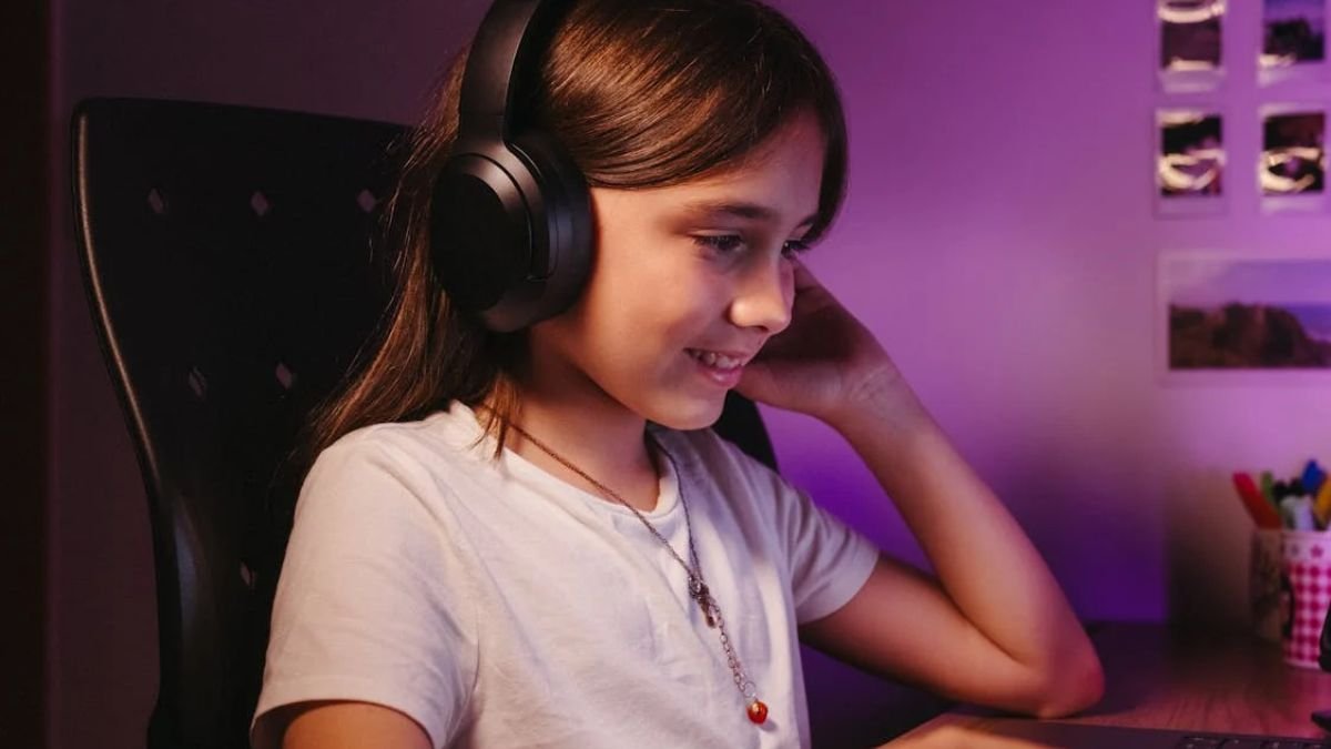 menina no pc