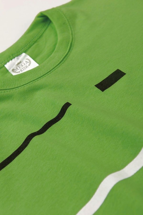 detalhe camiseta listras verde
