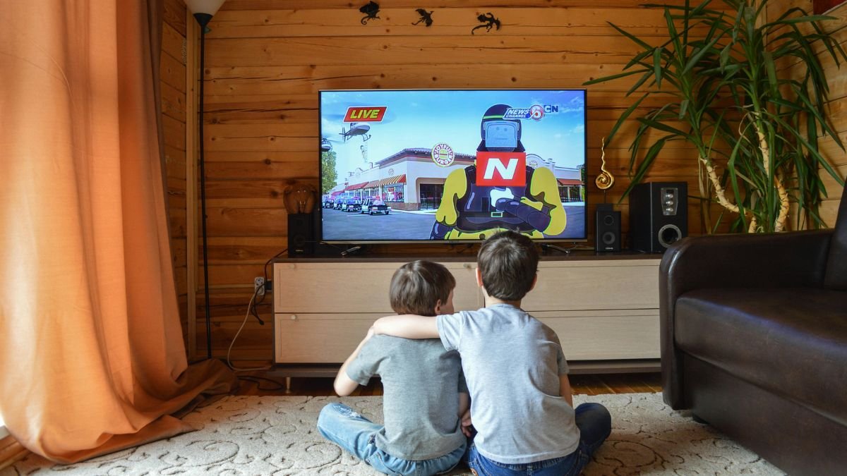 criança vendo filme