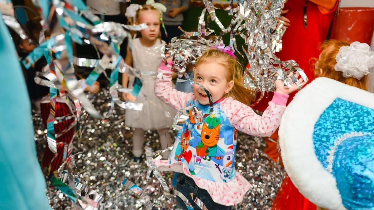 Foto De Menina Se Divertindo Na Festa