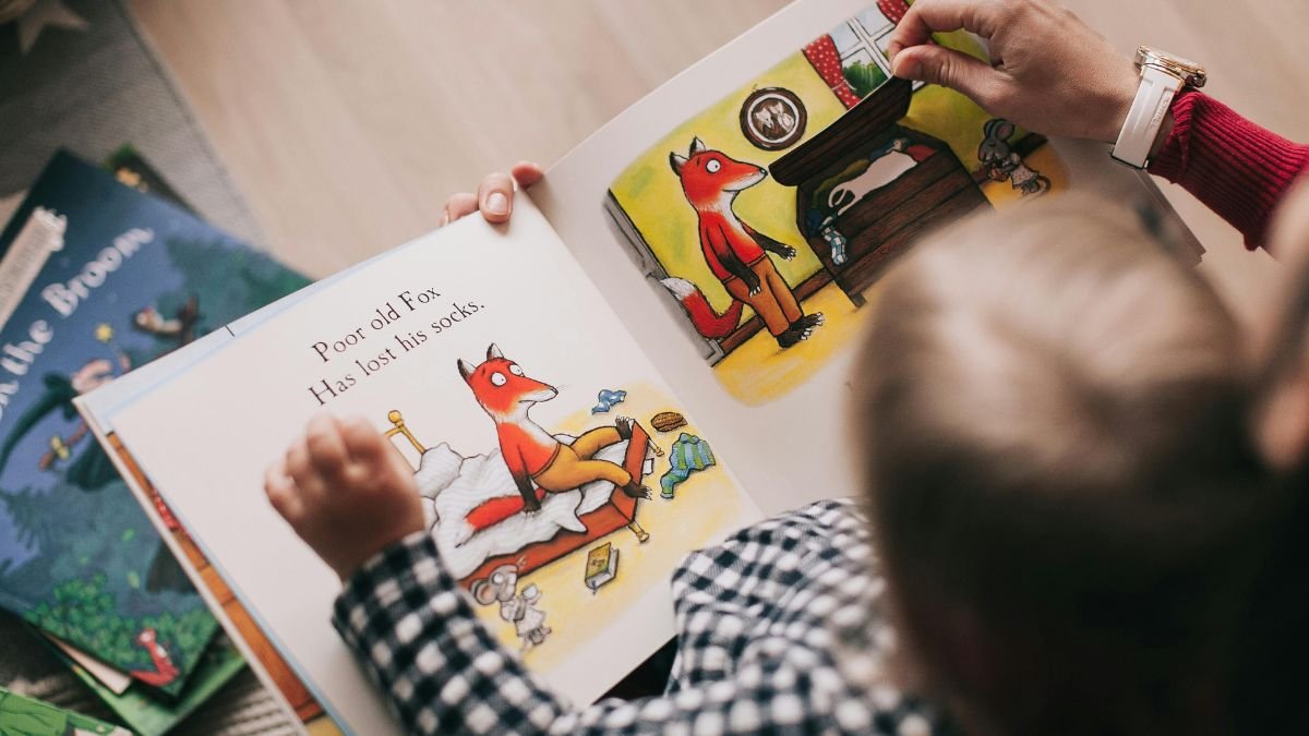 criança fazendo leitura