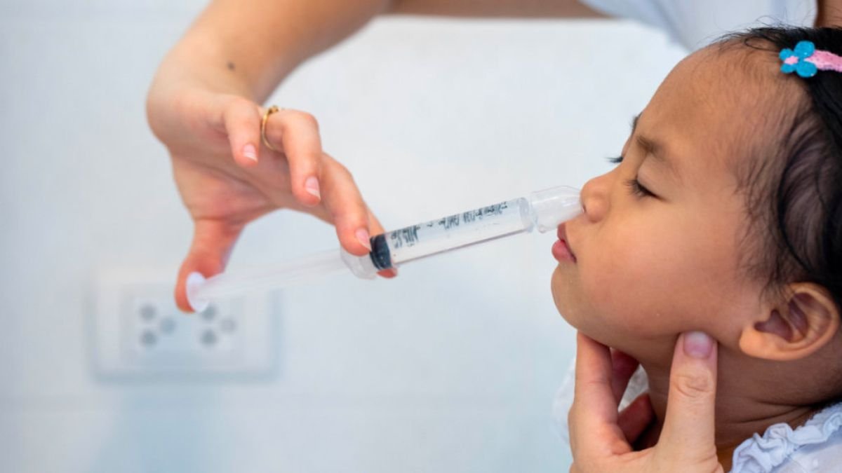 como fazer lavagem nasal em bebe